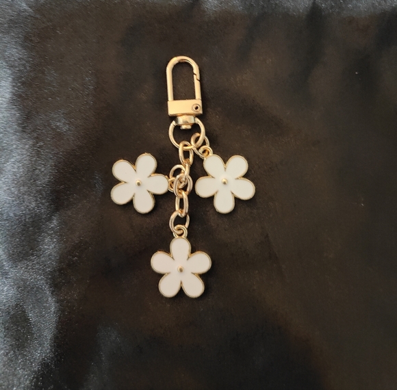 Flower Charm Accessory Keychain - Picture 3 of 3